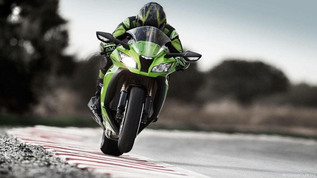 Dynamic Green Sports Bike Wallpaper: Thrill of High-Performance Racing