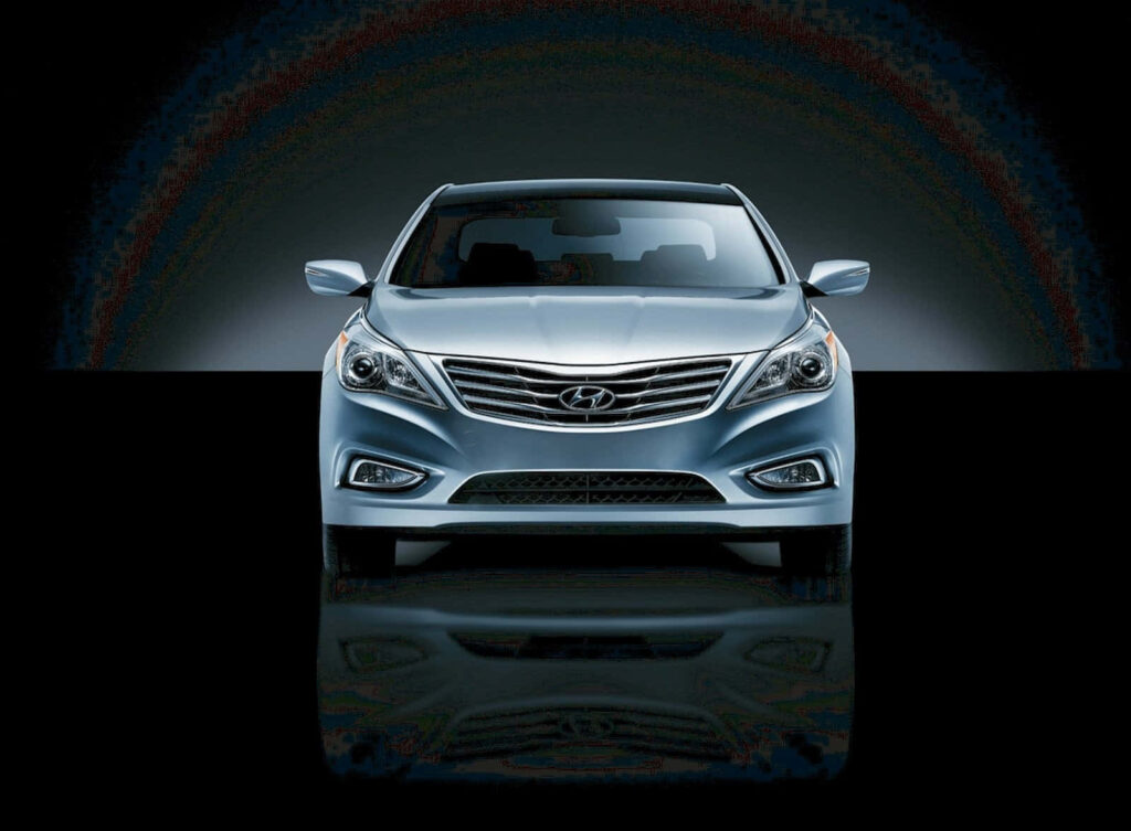Stylish Hyundai Azera Wallpaper: Premium Design Against Gradient Backdrop