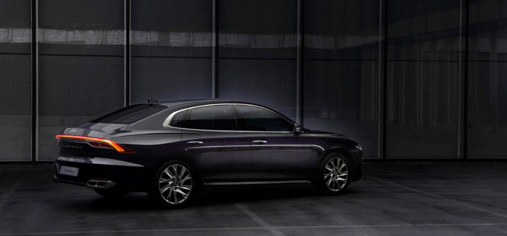 Elegant Hyundai Azera Wallpaper: Luxurious Design & Sophisticated Curves