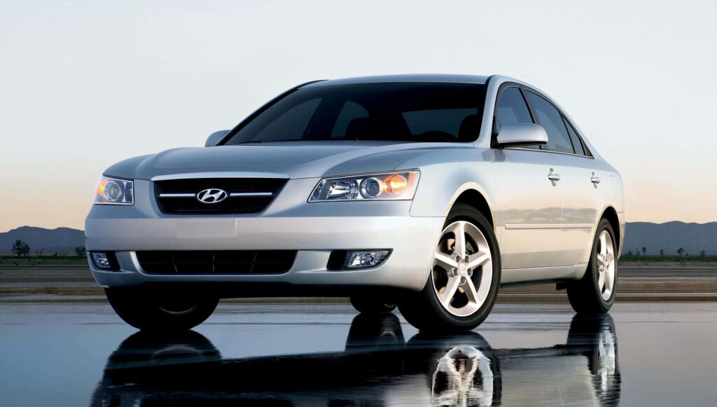 Sleek Hyundai Azera: Stylish Car Wallpaper Against Serene Backdrop