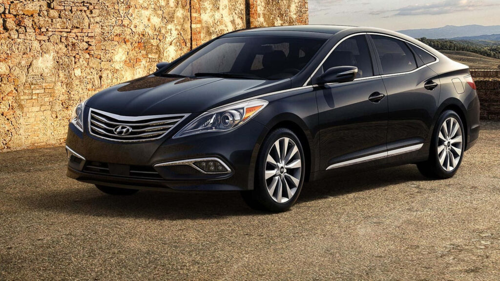 Stylish Hyundai Azera: Modern Design Meets Scenic Historic Wallpaper