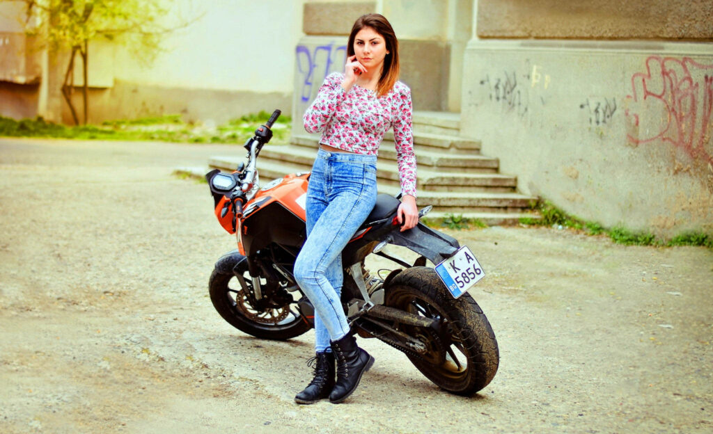 Stylish KTM Duke 125 Wallpaper: Woman, Urban Charm & Adventure