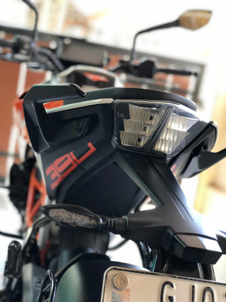Sleek KTM Duke 200 Motorcycle Wallpaper: Bold Design & Sporty Aesthetic