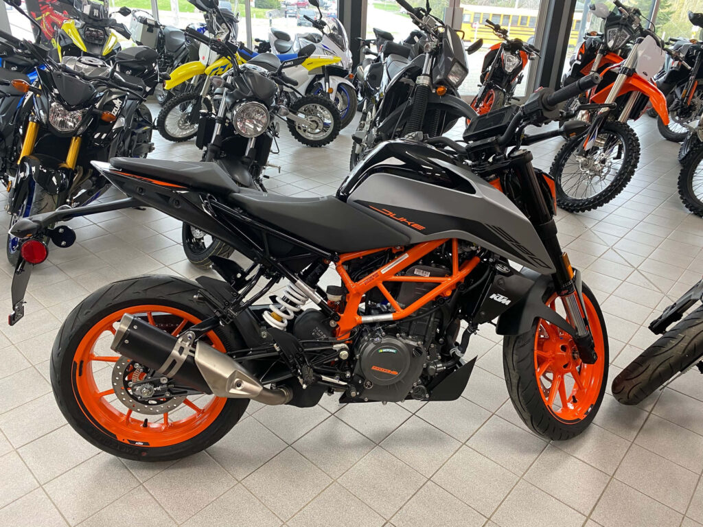 Vibrant KTM Duke 390 Wallpaper: Stylish Motorcycle Background