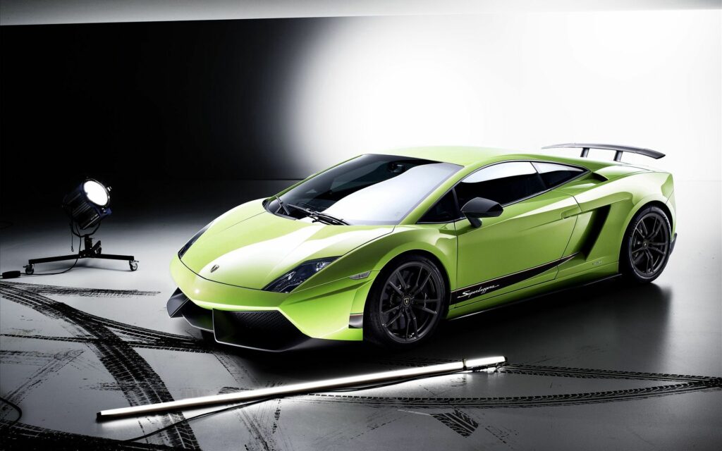 Stylish Green Lamborghini Wallpaper: Sleek Side View & Dynamic Design