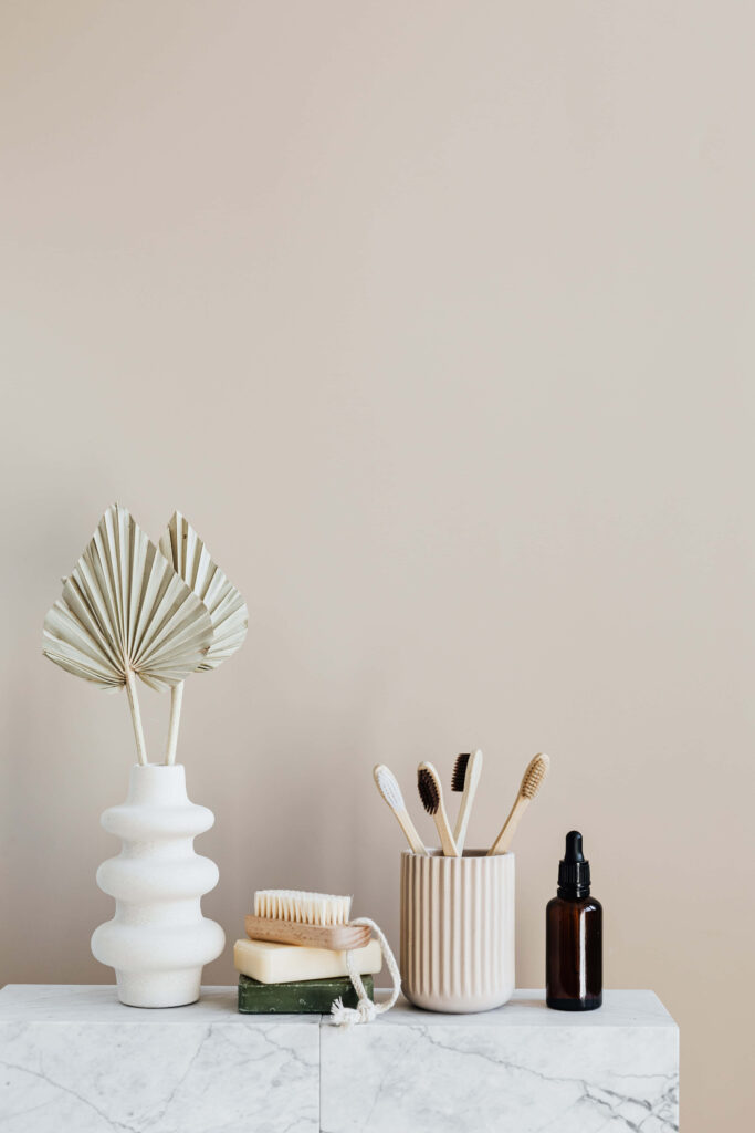 Stylish Bathroom Decor: Minimalist Toothbrushes in Beige Holder Wallpaper