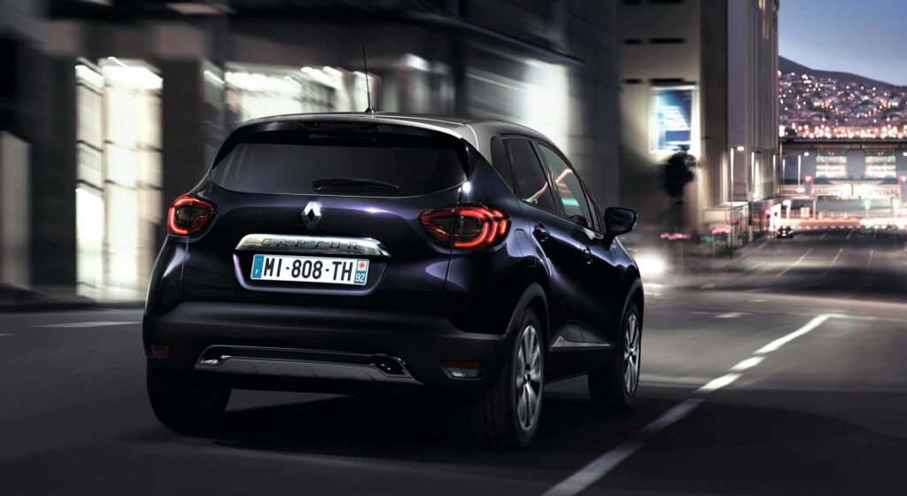 Modern Renault Captur Wallpaper: Stylish Urban Night Scene