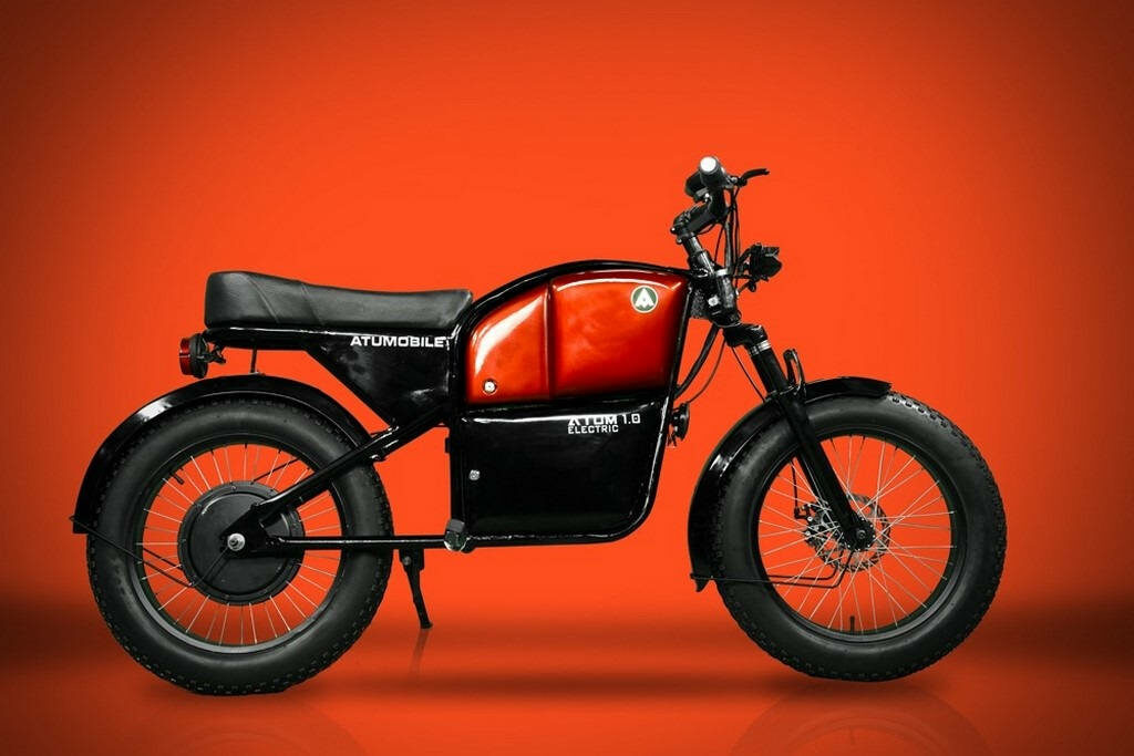Retro Bike Wallpaper: Bold Black & Red Autumn Design for Enthusiasts