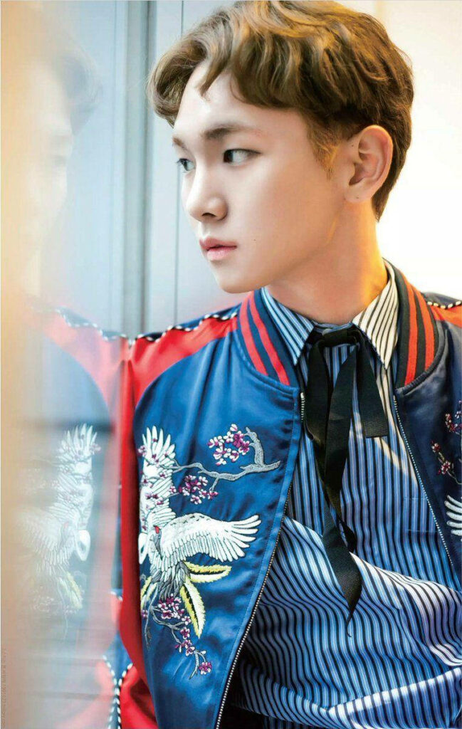 SHINee's Key: Stylish K-POP Wallpaper with Reflective Window Pose