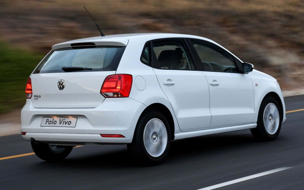 Dynamic Volkswagen Polo Wallpaper: Sleek Design on Smooth Roads