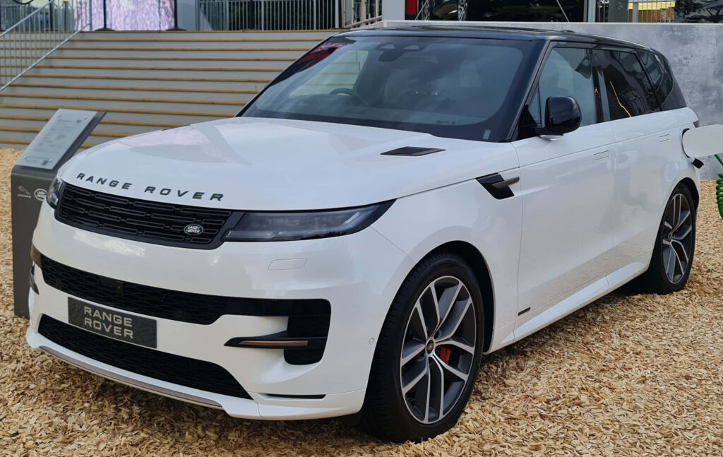 Elegant White Range Rover Wallpaper: Luxurious Design for Stylish Journeys