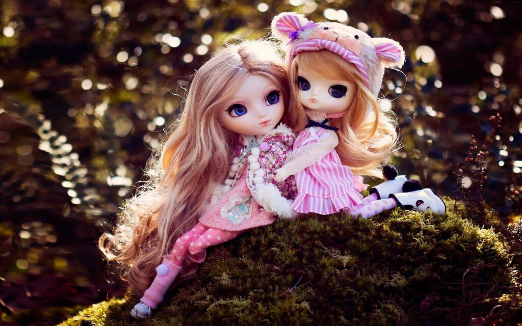 Doll Delight: Playful Pair Snuggles on Sun-Kissed Boulder Wallpaper