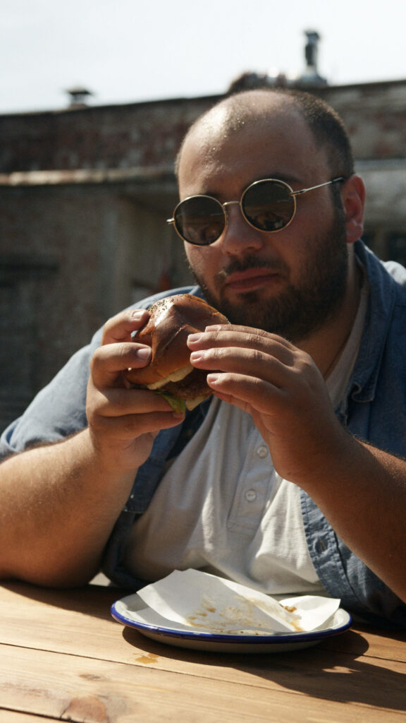 Sunny Day Burger Bliss: Outdoor Dining with Sunglasses & Relaxation Wallpaper