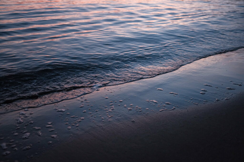 Coastal Serenity: Captivating 4K Wallpaper of a Majestic Surf at the Beach