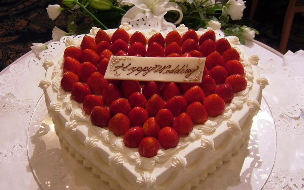 Berry Bliss: Captivating Birthday Cake Adorned with Luscious Strawberries Wallpaper