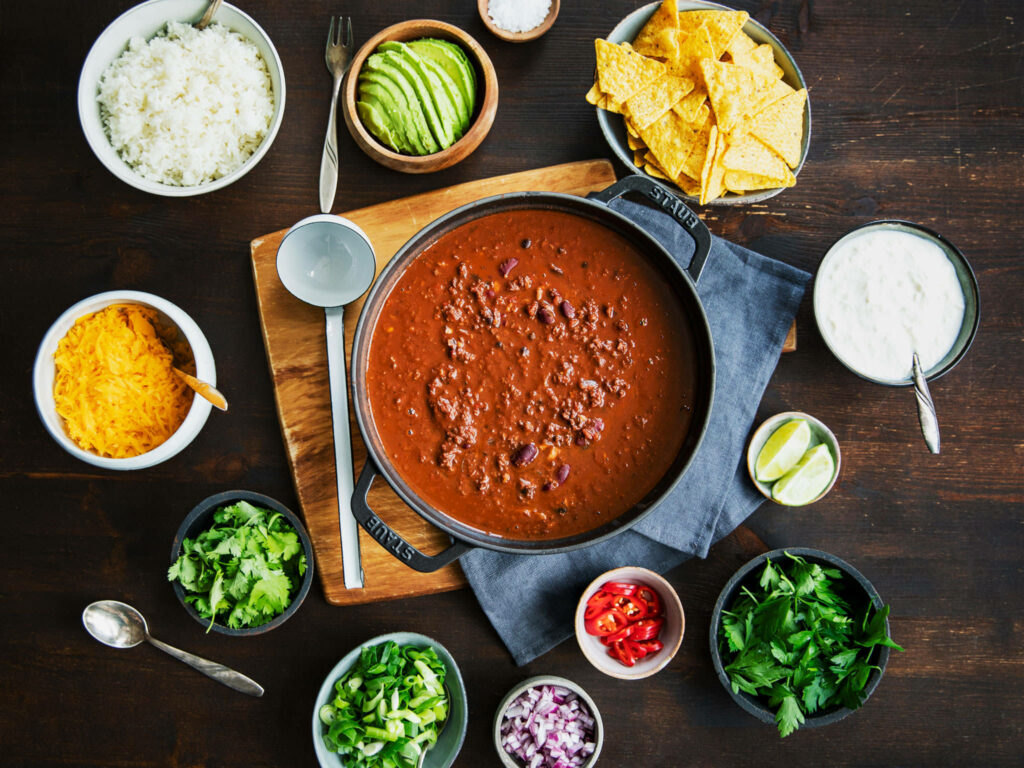 Savory Chili Con Carne Wallpaper with Tasty Sides & Fresh Veggies