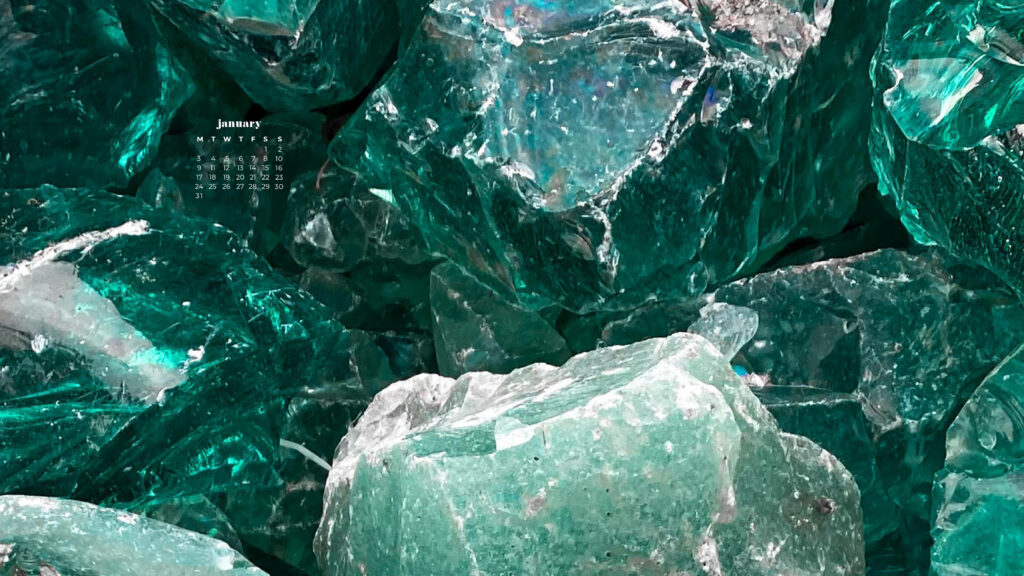 Teal crystal cluster wallpaper with January 2022 calendar showcasing vibrant natural textures