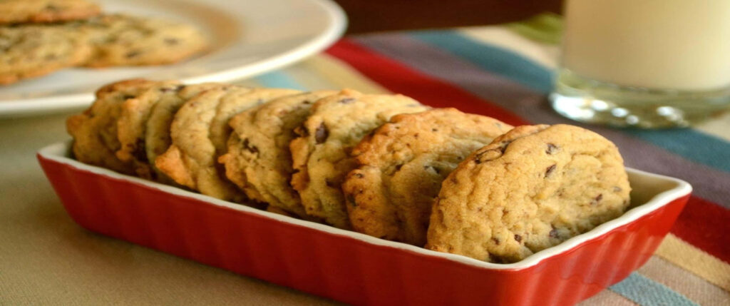 Delectable Baked Dessert Delights: Scrumptious Cookies on a Vibrant Plate Wallpaper