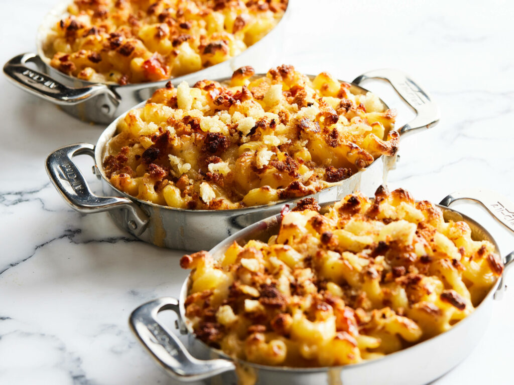 Delicious Baked Mac and Cheese Wallpaper: Golden Brown & Crispy