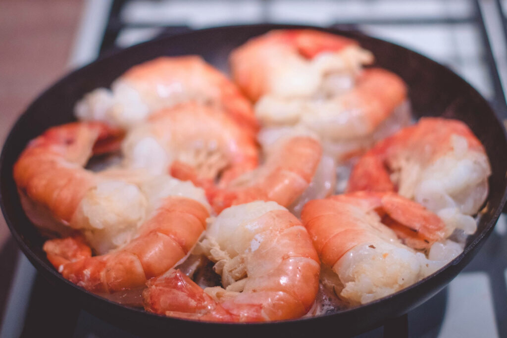 Tempting Prawns Cocktail Close-Up in Black Bowl - Appetizing Wallpaper