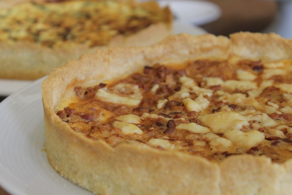 Tempting Savory Quiches Close-Up: Golden Crusts & Flavorful Toppings Wallpaper