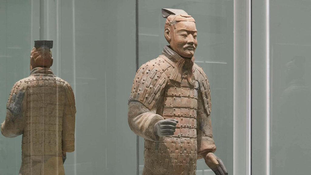 Terracotta Warrior Statue: Intricate Craftsmanship & Historical Significance Wallpaper