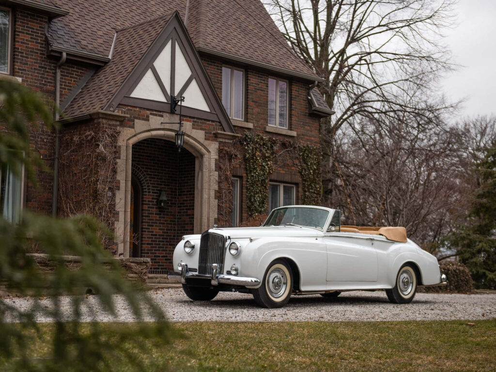 Bentley S2 - An Enthralling Snapshot of Timeless Automotive Mastery Wallpaper