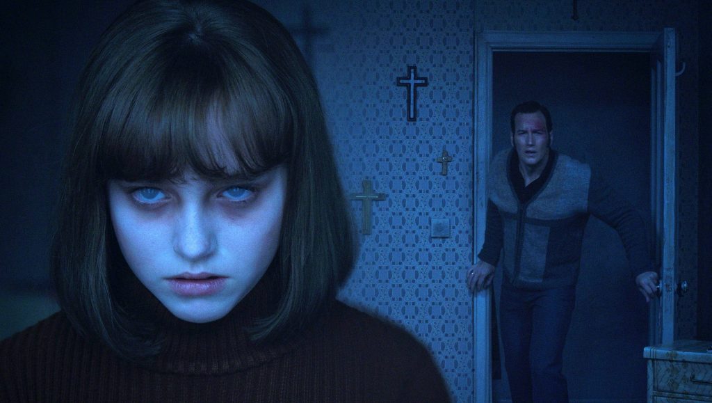 The Conjuring 2 wallpaper with possessed Janet Hodgson and Ed Warren in blue-lit doorway with crucifixes