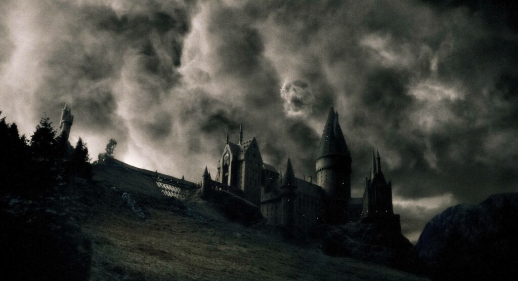 Dark and Gloomy Hogwarts: An Eerie Harry Potter Wallpaper in QHD 2K 2048x1110 Resolution