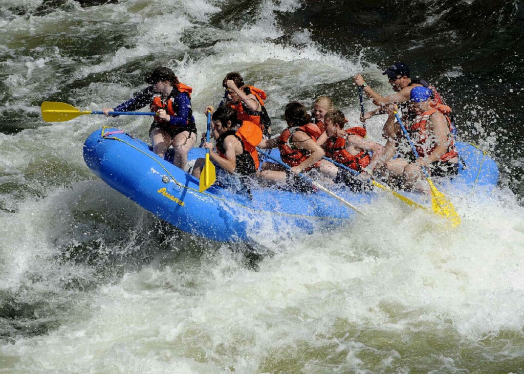 Thrilling White-Water Rafting Wallpaper: Adventure on Vibrant Blue Rapids