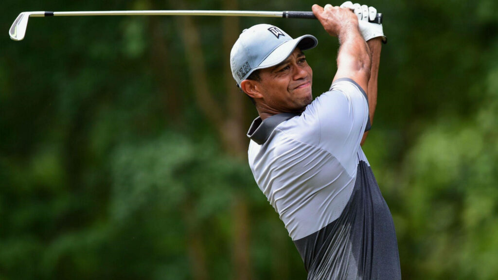 Tiger Woods focused swinging golf club 2015 Wyndham PGA Tour dynamic wallpaper background