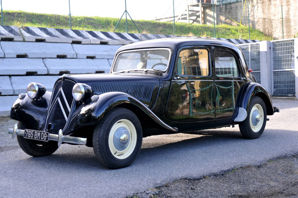 Timeless Black Citroën Car Wallpaper Against Urban Background