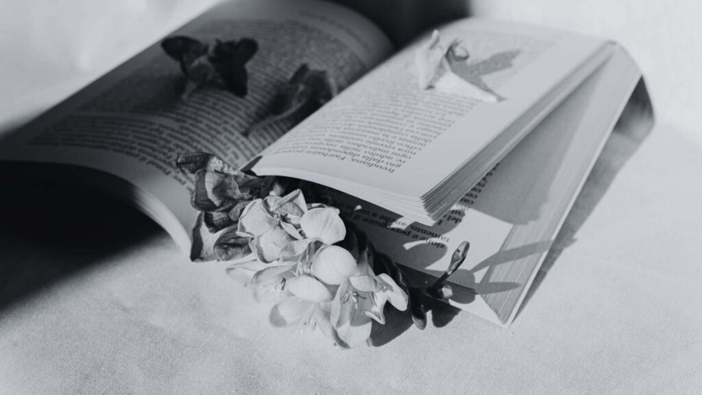 Elegant Black and White Wallpaper: Book on Wood with Flowers