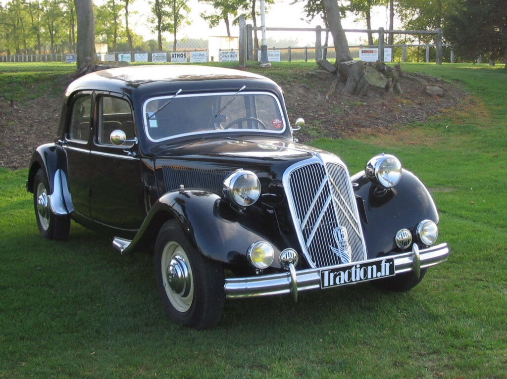 Classic Black Citroën Traction Avant Wallpaper: Vintage Charm & Elegance