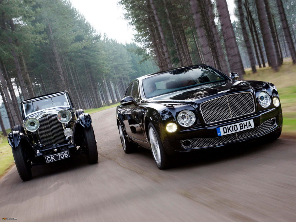 The Iconic Vintage Bentley Roadster Roams Majestically Wallpaper
