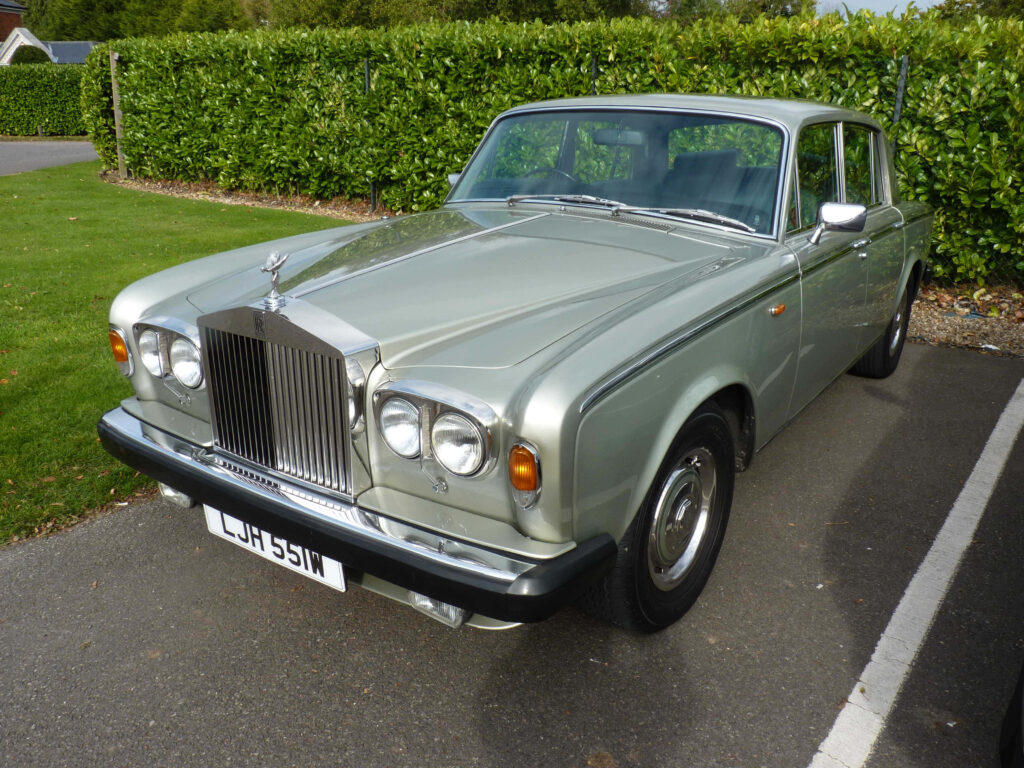 The Epitome of Timeless Luxury: Vintage Beauty of the Bentley T2 Sedan in High-Resolution Wallpaper