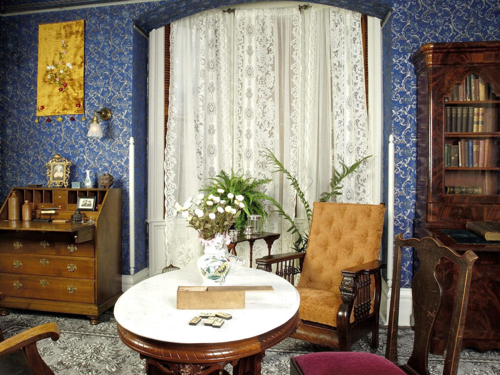 Nostalgic Workspace: Captivating Vintage Wallpaper Sets the Stage for Classic Décor