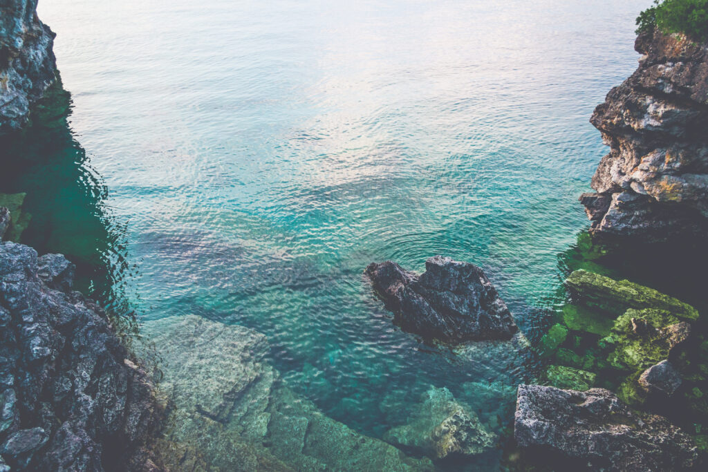 Turquoise waters of Tobermory Ontario with rugged limestone rocks coastal landscape wallpaper