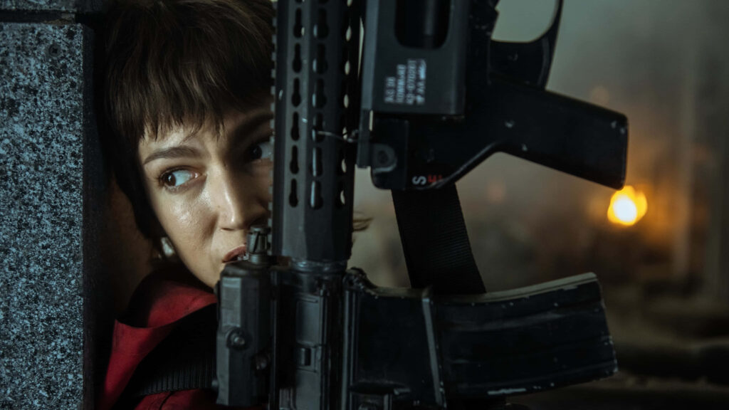 Tokyo's Intense Concealment: Úrsula Corberó in Money Heist Wallpaper