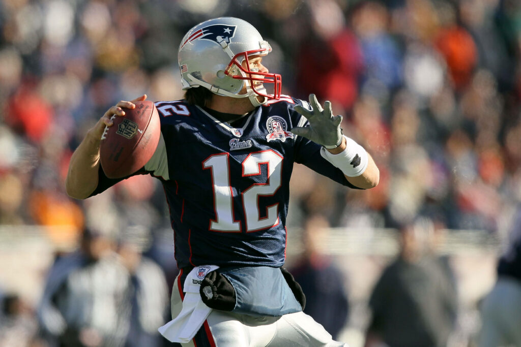 Tom Brady: Dynamic Throwing Posture Wallpaper for Football Fans