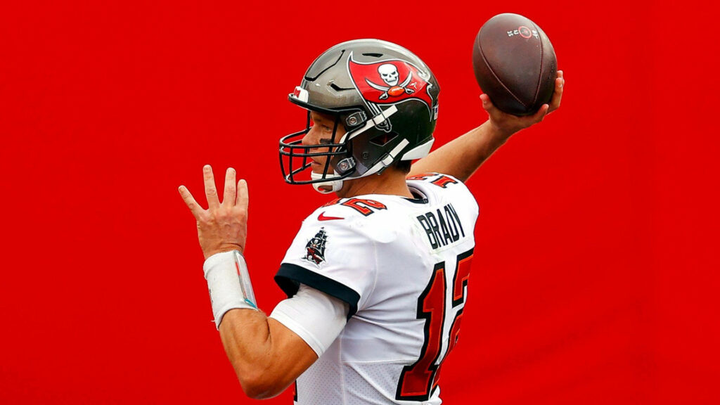 Tom Brady Tampa Bay Buccaneers Dynamic Throw Wallpaper Background