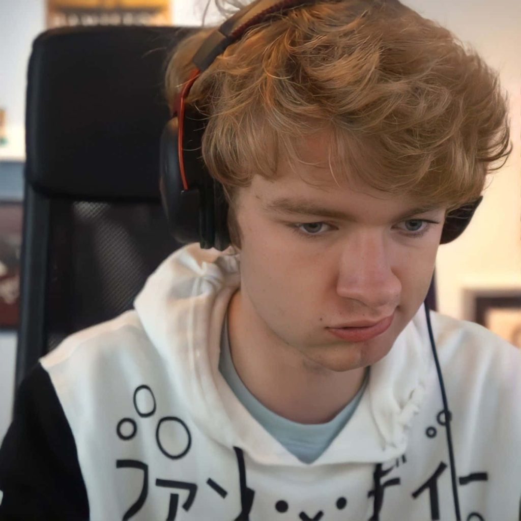 TommyInnit portrait wearing gaming headset and white hoodie with Japanese letters wallpaper