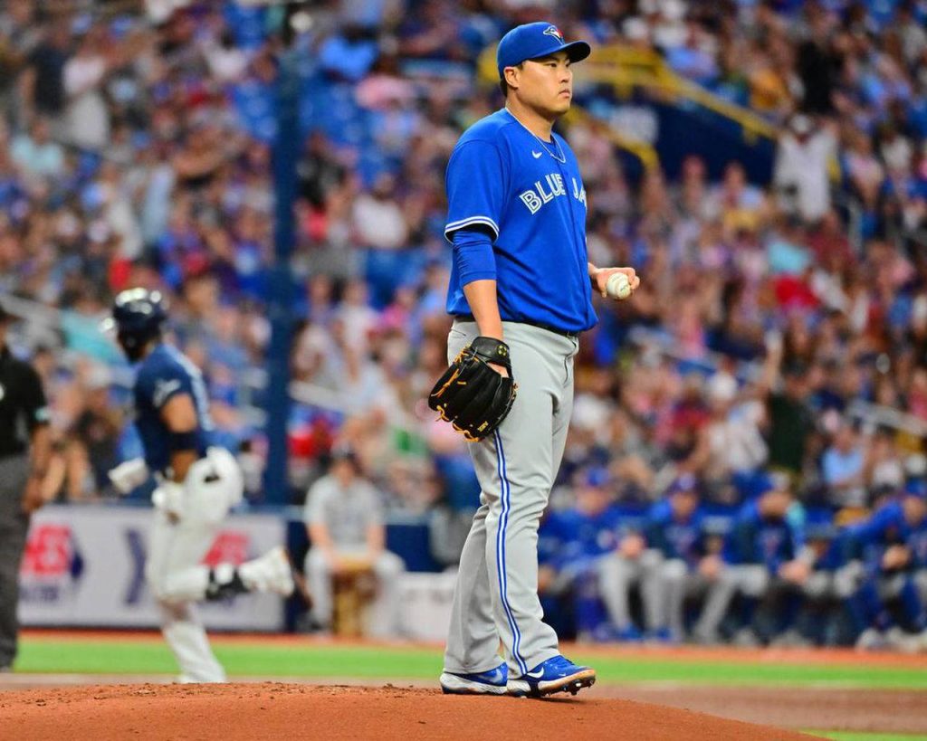 Toronto Blue Jays pitcher Ryu Hyun-jin in royal blue jersey pitching on baseball mound wallpaper