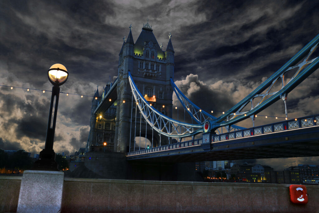 Tower Bridge: Dramatic Night Wallpaper with Elegant Illuminations