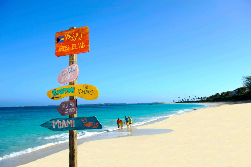 Serene Bahamas Beach Wallpaper: Turquoise Waters & White Sands