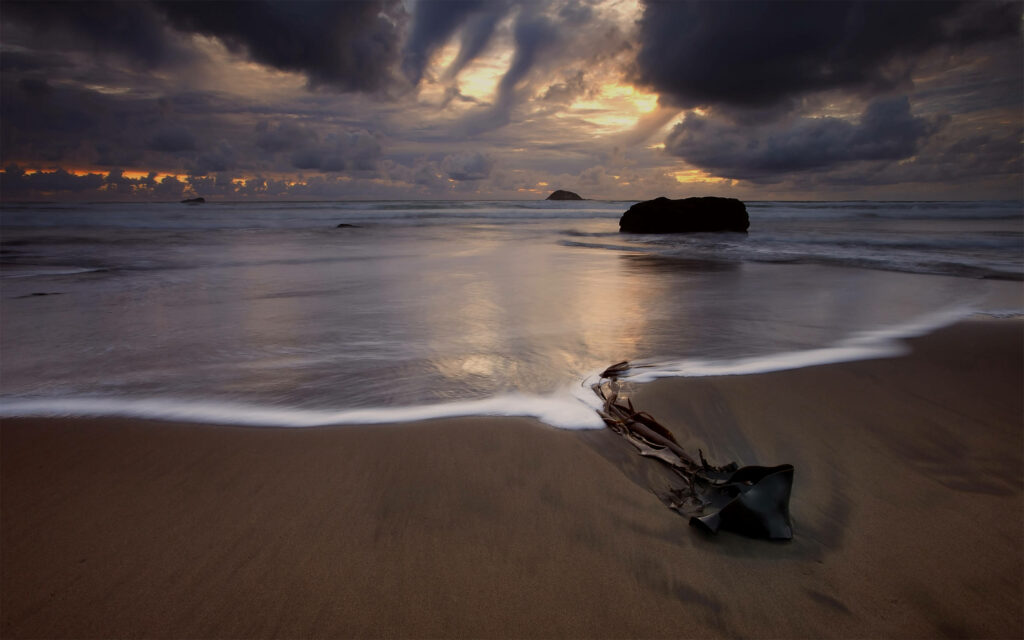 Dramatic Beach Wallpaper at Dusk: Tranquil Sea & Clouds