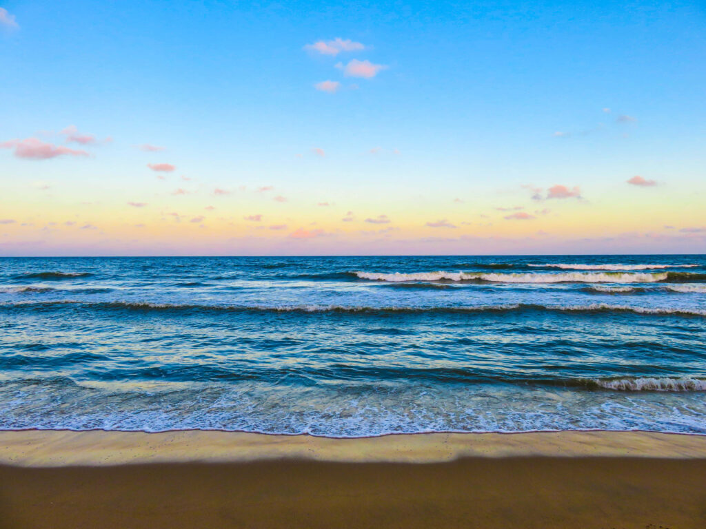 Tranquil Beach Sunrise Wallpaper: Serene Pastel Sky & Gentle Waves