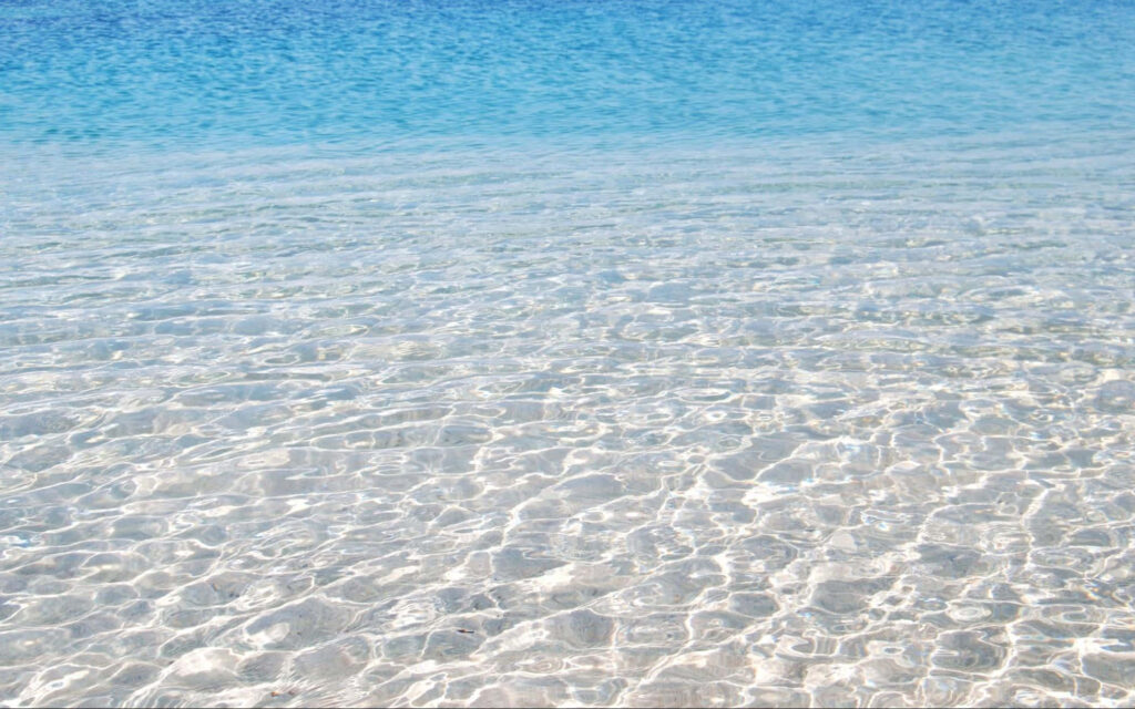 Tranquil Beach Wallpaper: Clear Waters & Serene Coastal Vibes