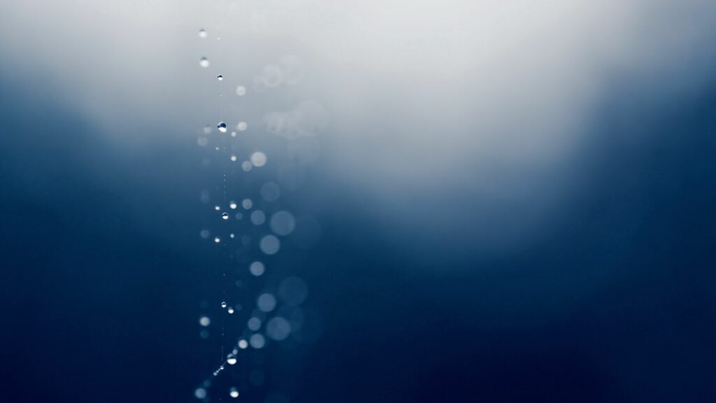 Tranquil Dark Blue to White Gradient Wallpaper with Water Droplets