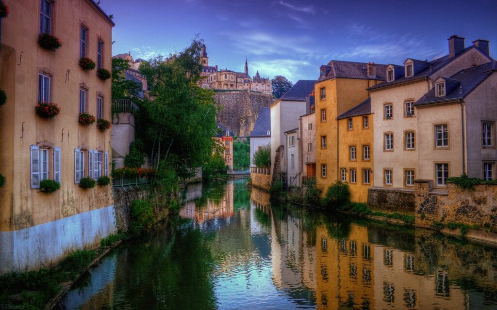 Tranquil Canal Wallpaper: Serene Reflection of Charming Venetian Homes